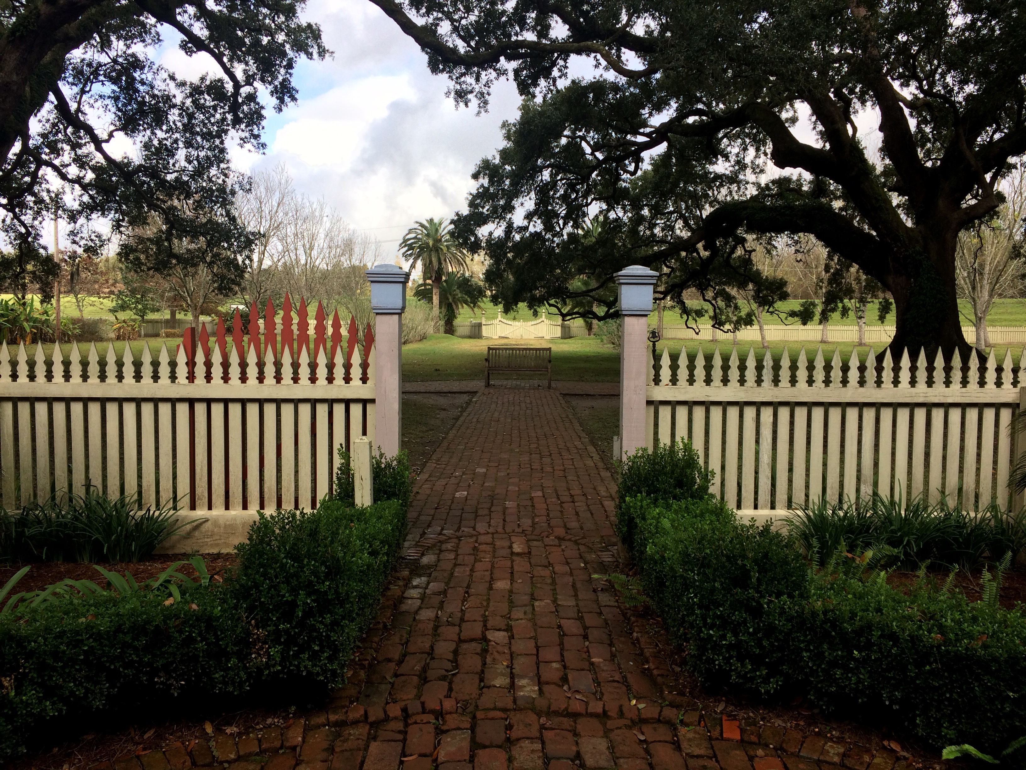 The front yard of
          Laura Plantation