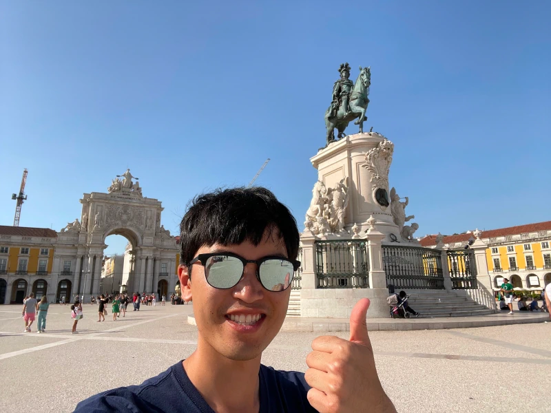 The square was quite large and was surrounded by former palaces and government offices.