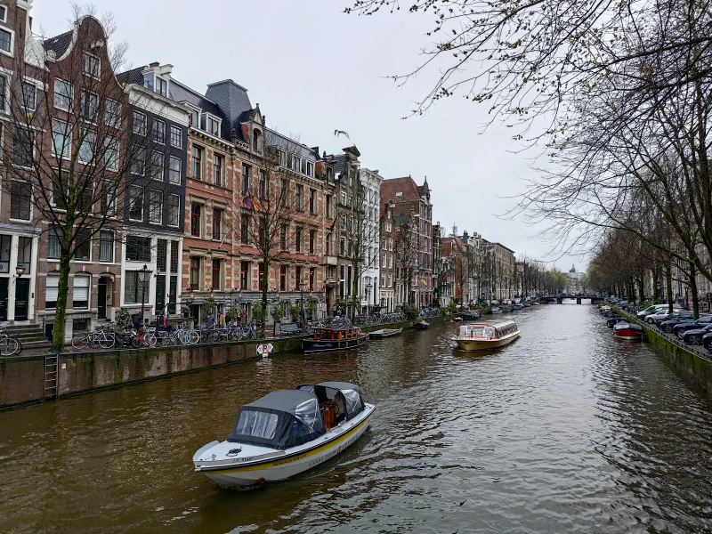 Amsterdam is known as the “Venice of the North” for good reason. The infrastructure in Amsterdam is significantly better, however.